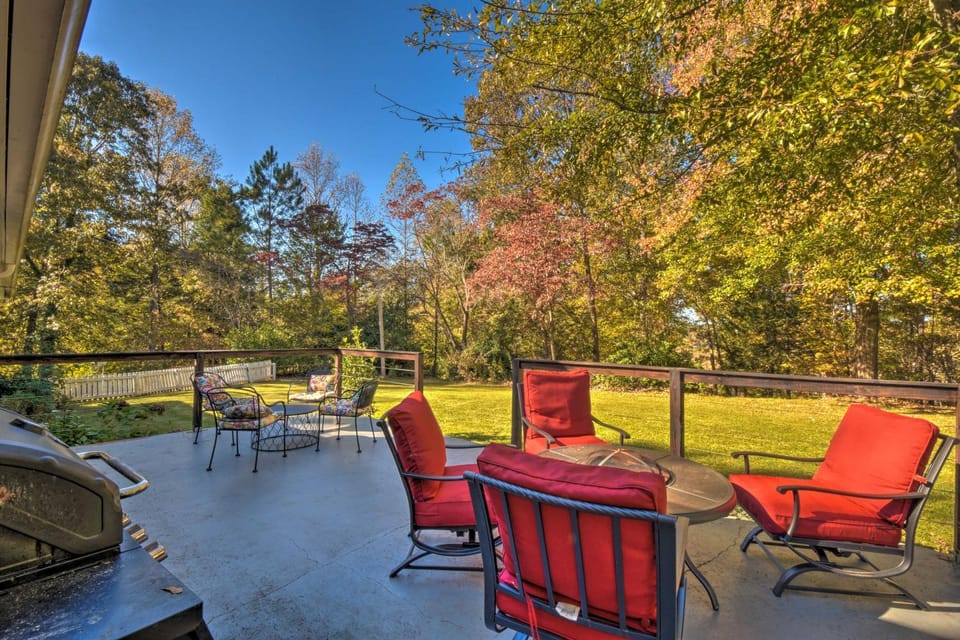 Mod 'Stable House' on 10 Acres, Walk to Lake! House in Lake Lanier