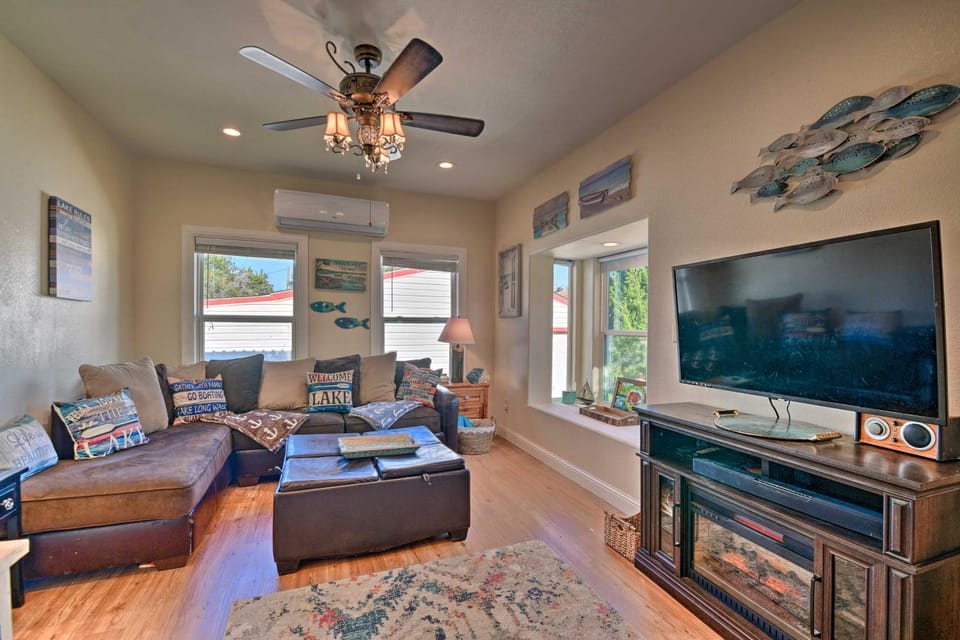 Steps to Lake! Charming Cabin: Pool Access & Decks Cabin in Granbury