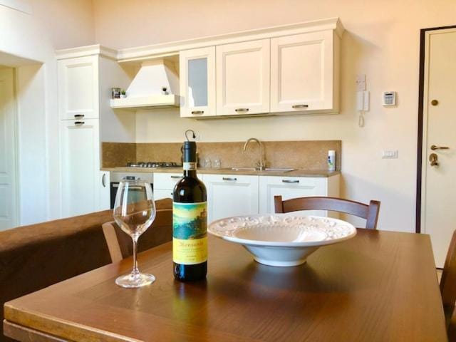 Kitchen or kitchenette, Dining area, stove