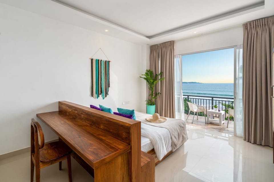 Photo of the whole room, Sea view