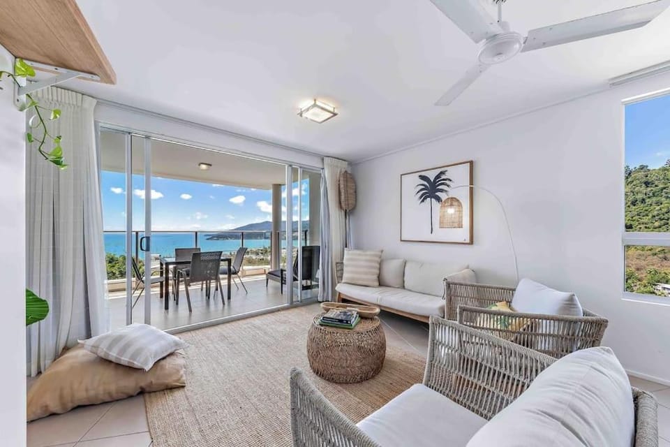 Three B Airlie 2 bedroom unit Seaviews & Pool Apartment in Airlie Beach