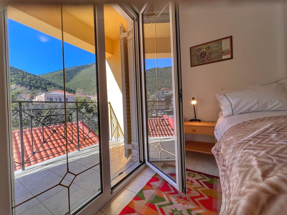 Bed, Balcony/Terrace, Bedroom, Mountain view