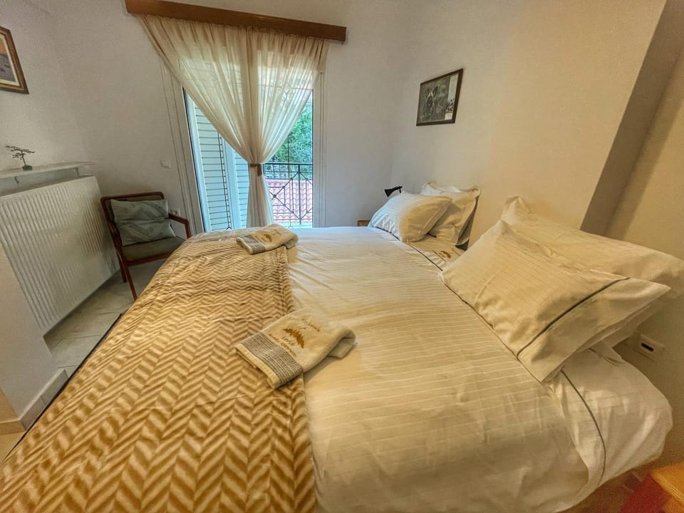 Bed, Photo of the whole room, Bedroom, Garden view, Mountain view
