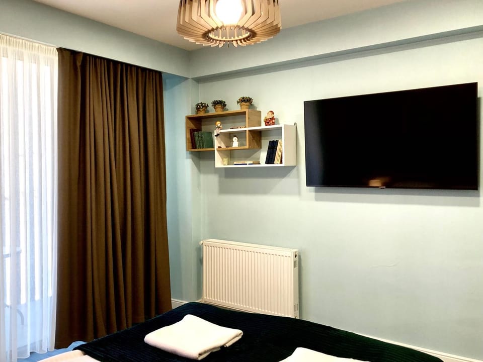 Bed, TV and multimedia, Photo of the whole room, Bedroom