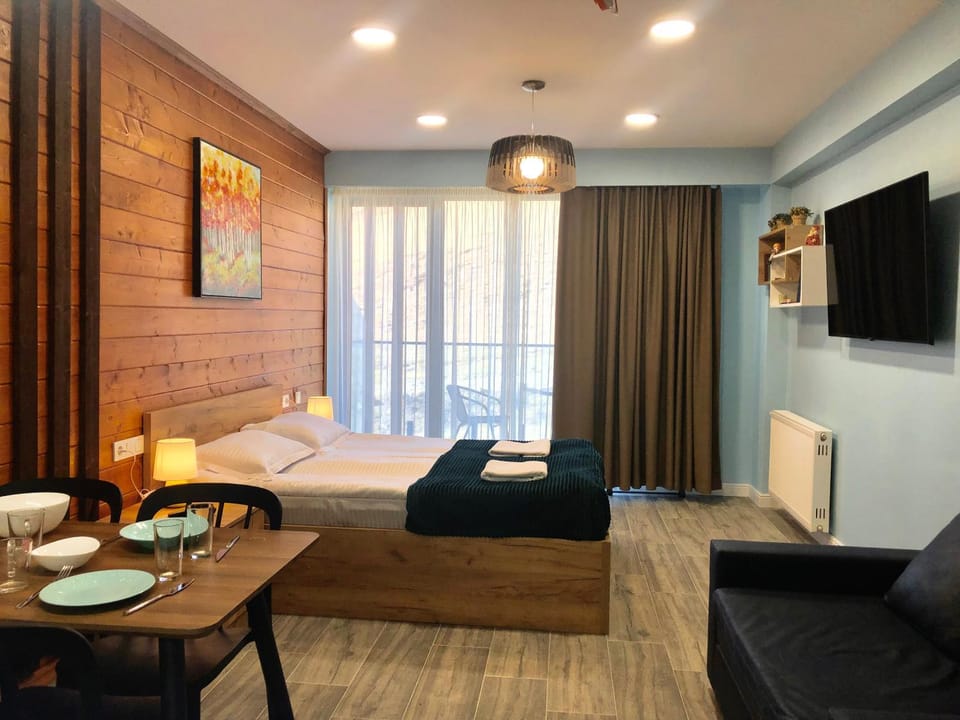 Bed, TV and multimedia, Living room, Photo of the whole room, Dining area, Bedroom