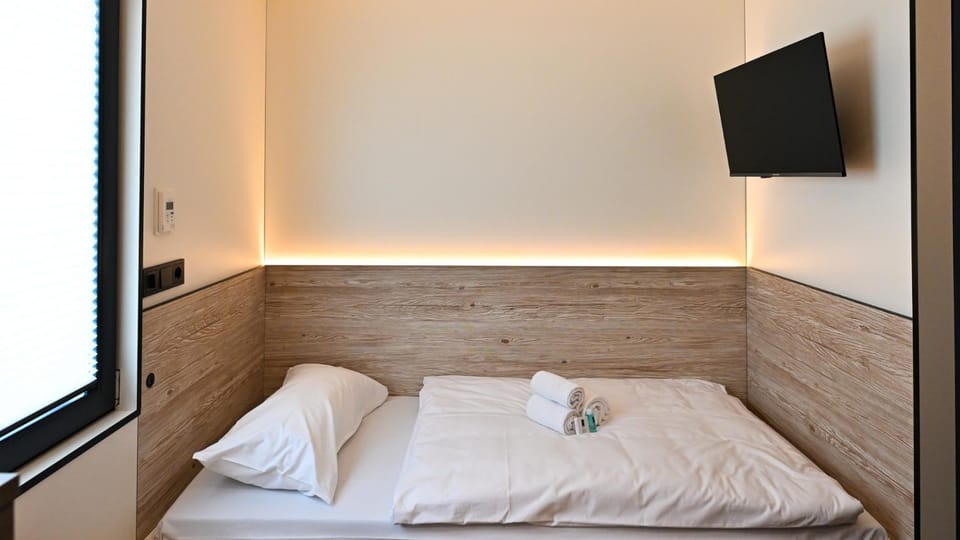 Bed, TV and multimedia, Photo of the whole room