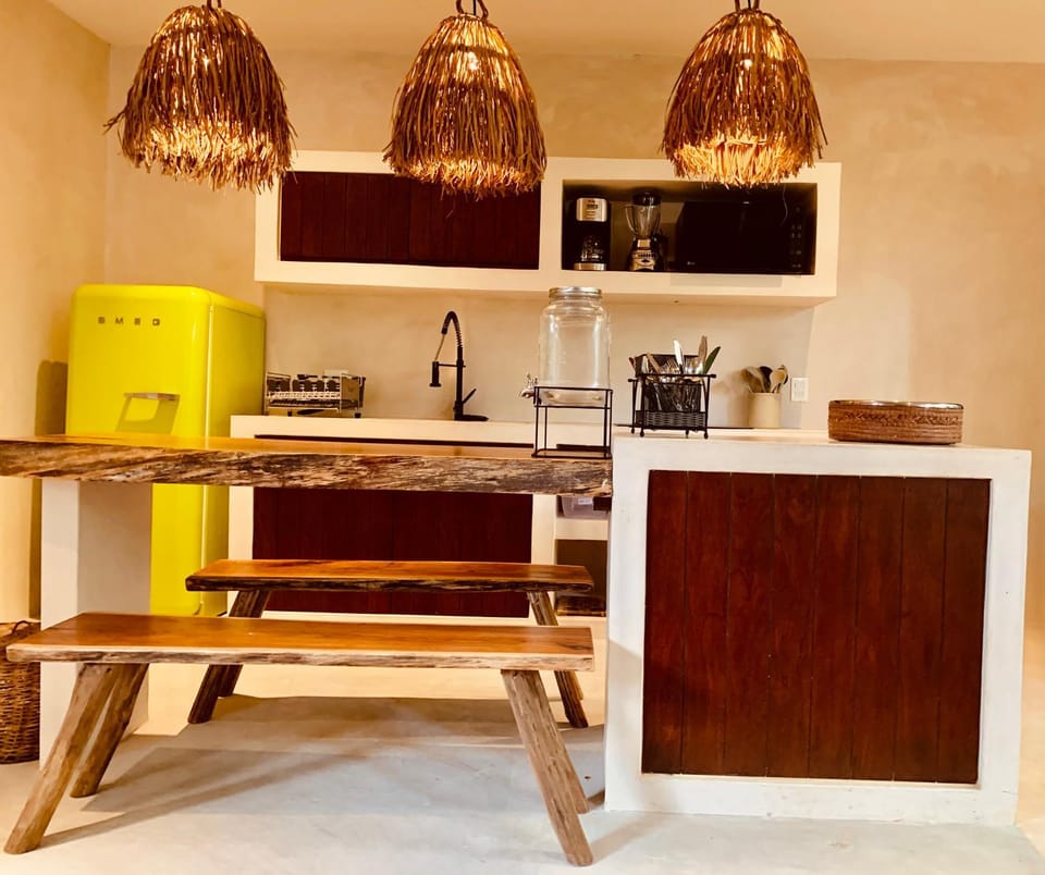 Kitchen or kitchenette, Dining area
