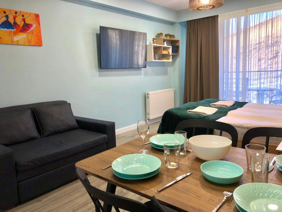 TV and multimedia, Living room, Seating area, Dining area