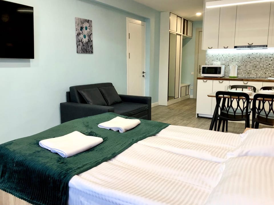 Bed, Kitchen or kitchenette, Seating area, Dining area, minibar