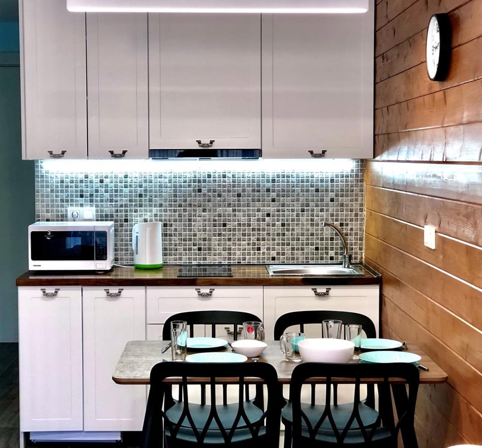 Kitchen or kitchenette, Dining area, minibar, oven, stove