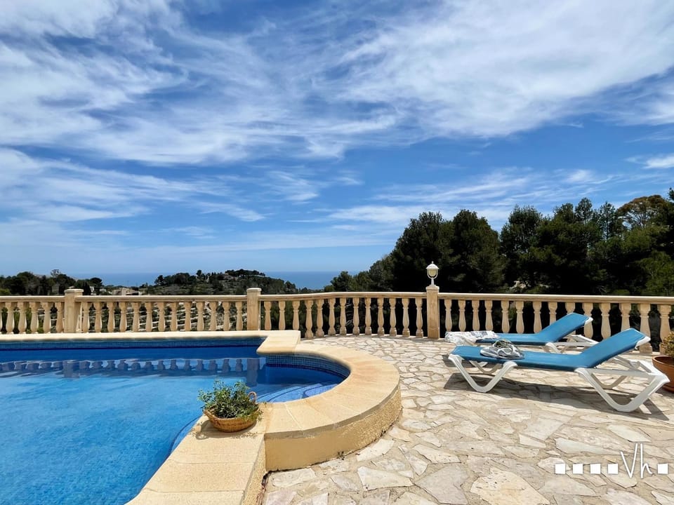 Swimming pool, sunbed