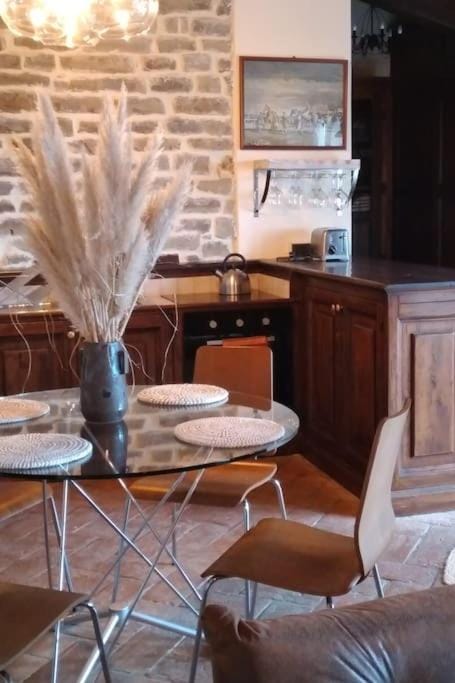 Kitchen or kitchenette, Dining area