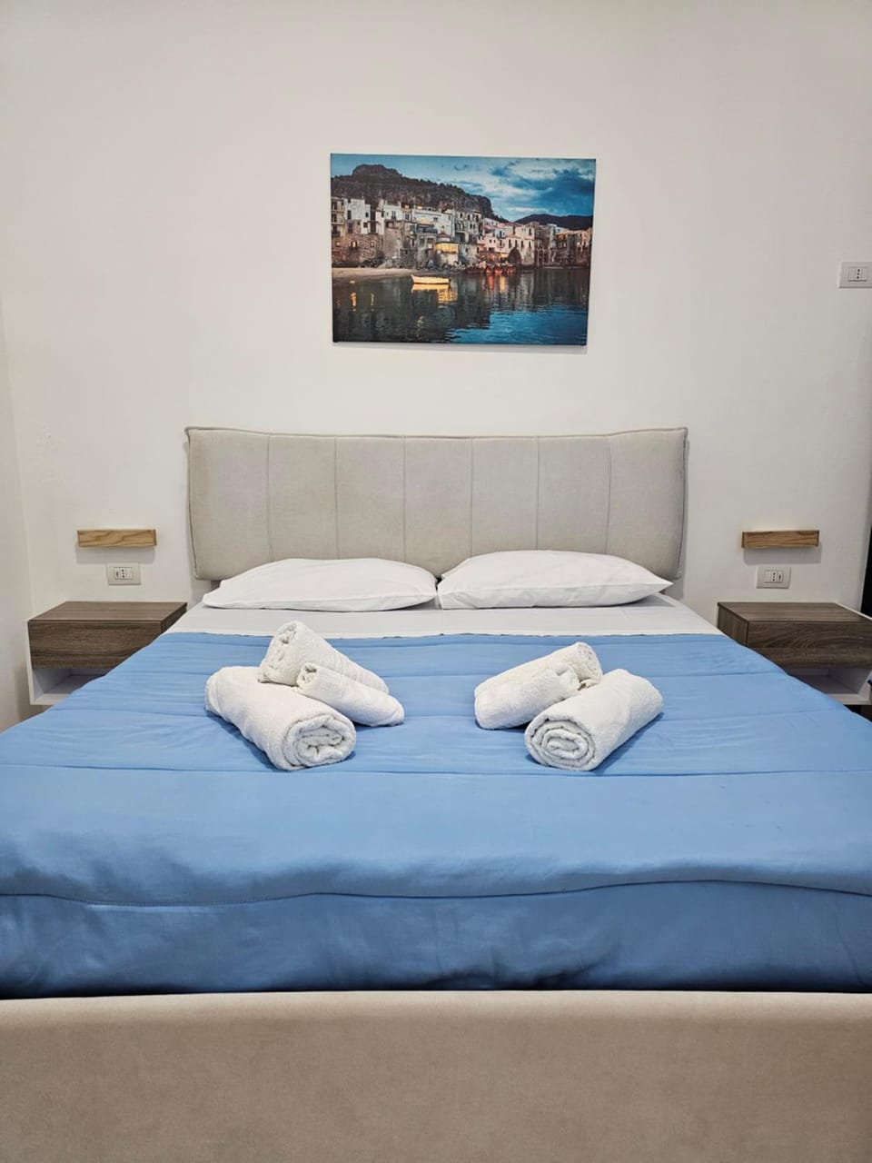 Bed, towels