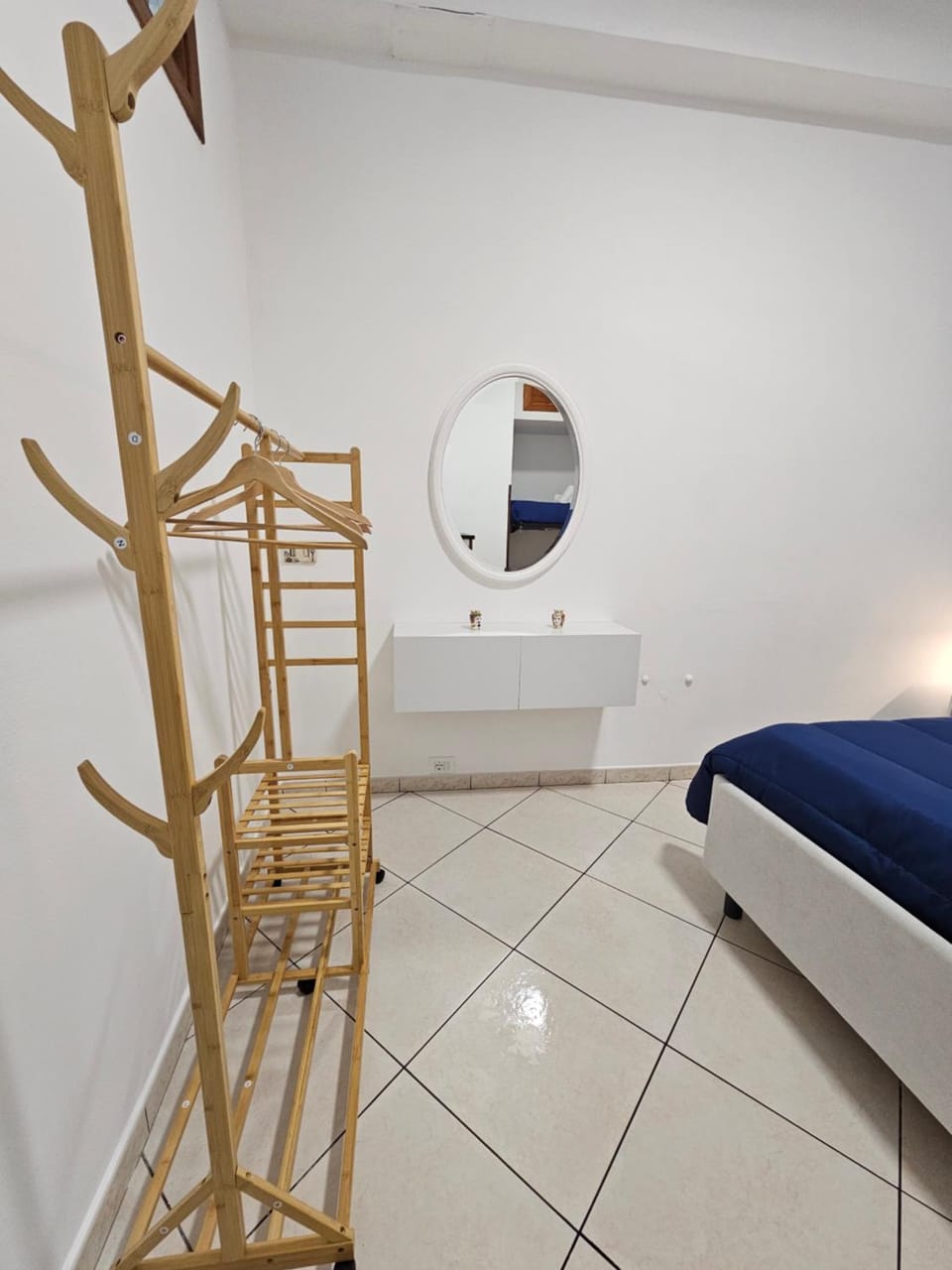 Photo of the whole room, Bedroom, locker
