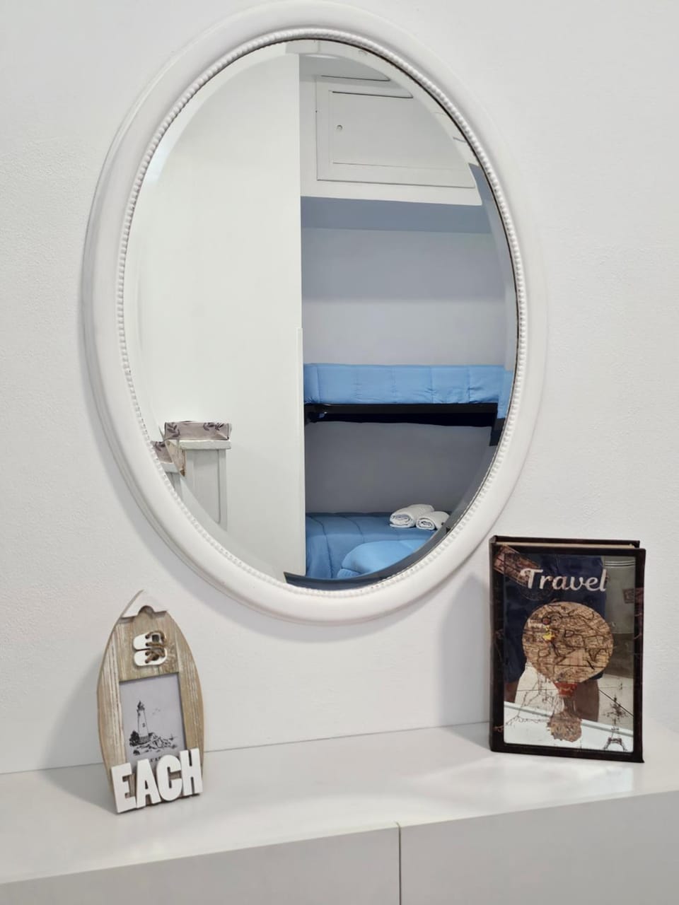 Photo of the whole room, Decorative detail, Bedroom