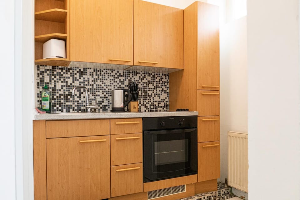 Coffee/tea facilities, Kitchen or kitchenette, stove