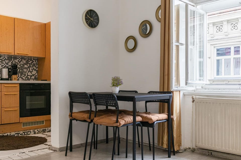 Kitchen or kitchenette, Seating area, Dining area, stove