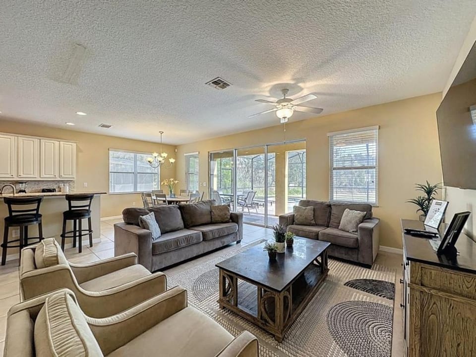 Veranda Home, 8br, 6 en-suites, Lake View,POOL SPA villa Villa in Kissimmee
