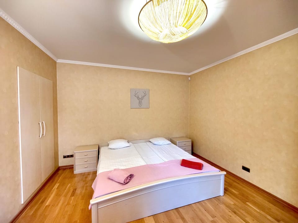 Bed, Bedroom, towels