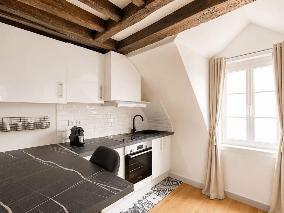 Bed, Kitchen or kitchenette, stove, toaster