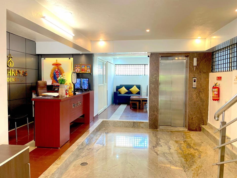 Facade/entrance, Area and facilities, elevator