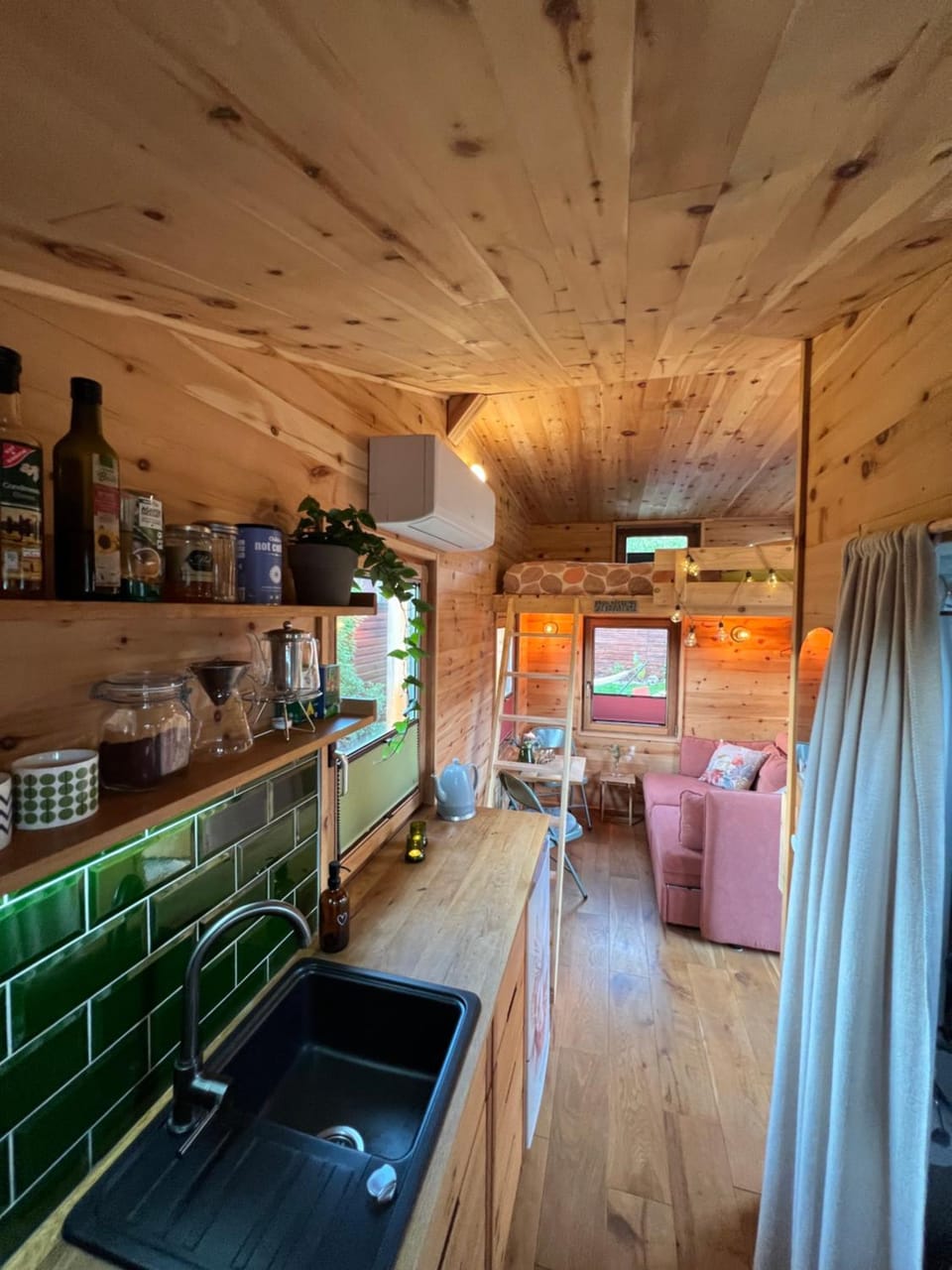 Coffee/tea facilities, Kitchen or kitchenette, Living room, Seating area, Dining area