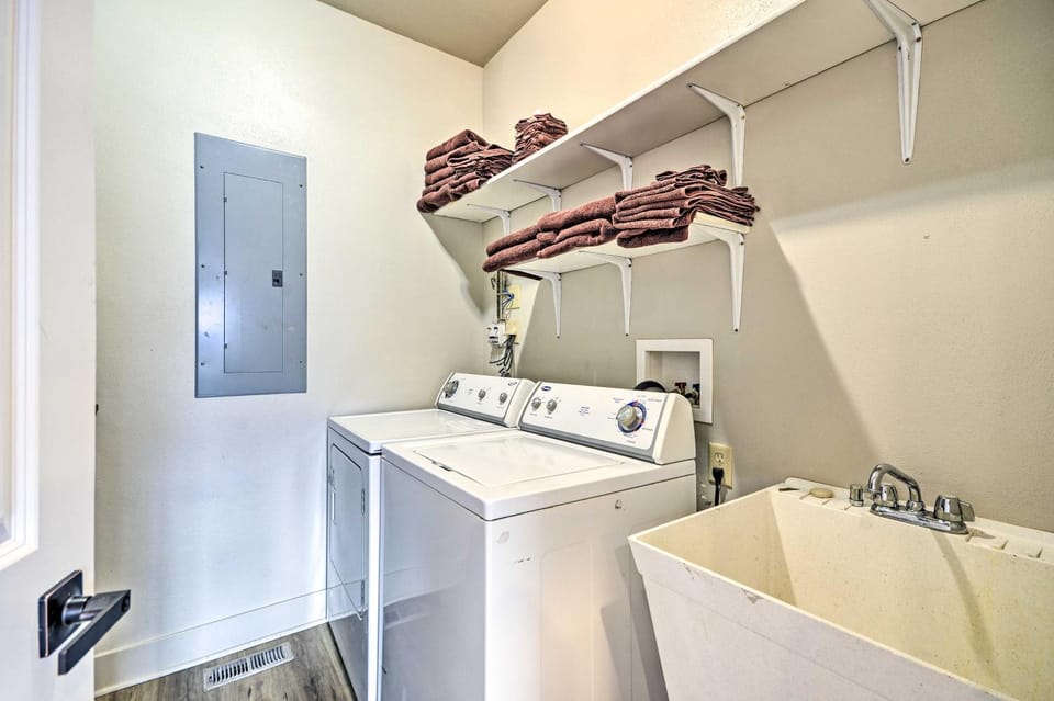 Modern Red Lodge Cabin - Walk to Broadway Ave Cabin in Red Lodge