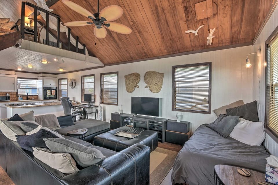 Walk to Shore: Cottage w/ Deck in Surfside Beach! Apartment in Surfside Beach