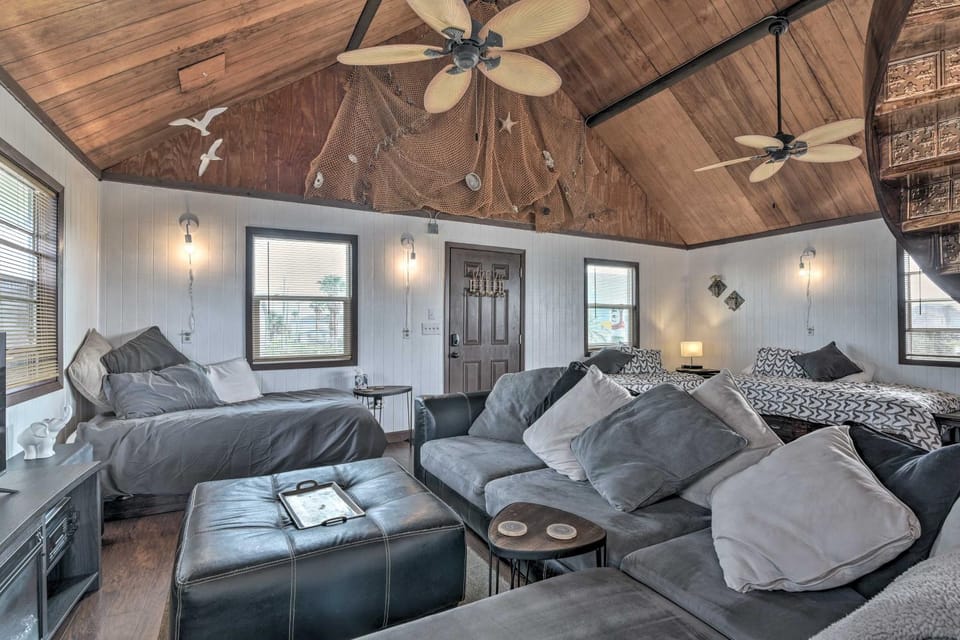 Walk to Shore: Cottage w/ Deck in Surfside Beach! Apartment in Surfside Beach