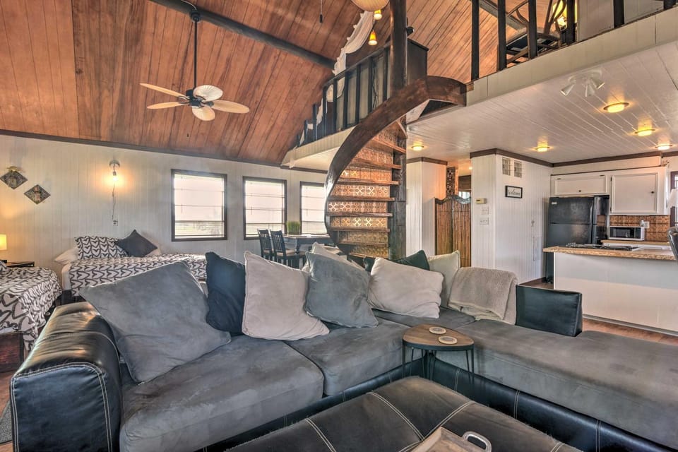 Walk to Shore: Cottage w/ Deck in Surfside Beach! Apartment in Surfside Beach