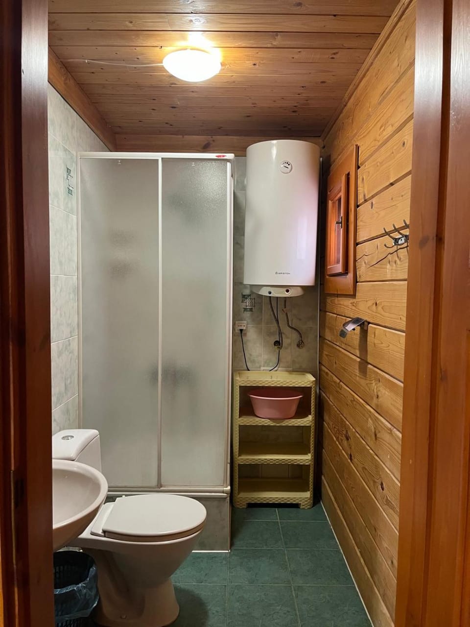 Shower, Toilet