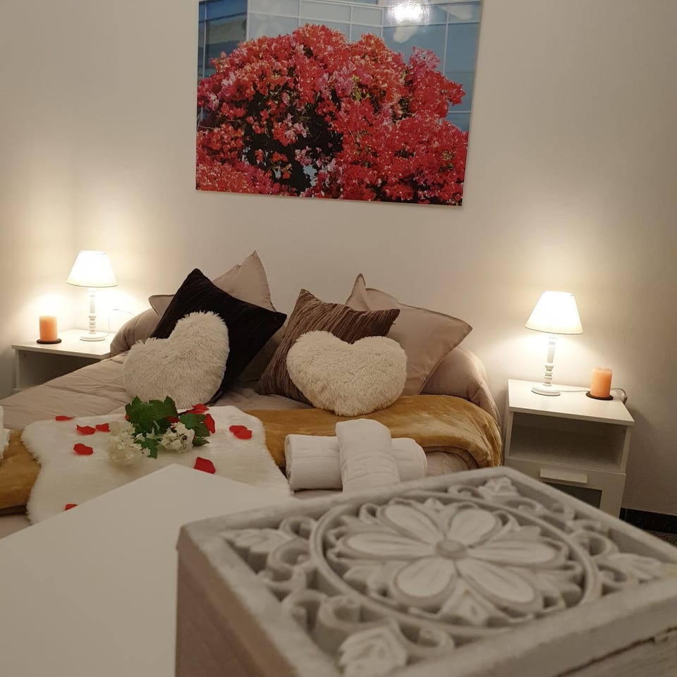 Bed, Photo of the whole room, Decorative detail, Bedroom