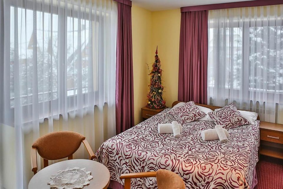 Bed, Seating area