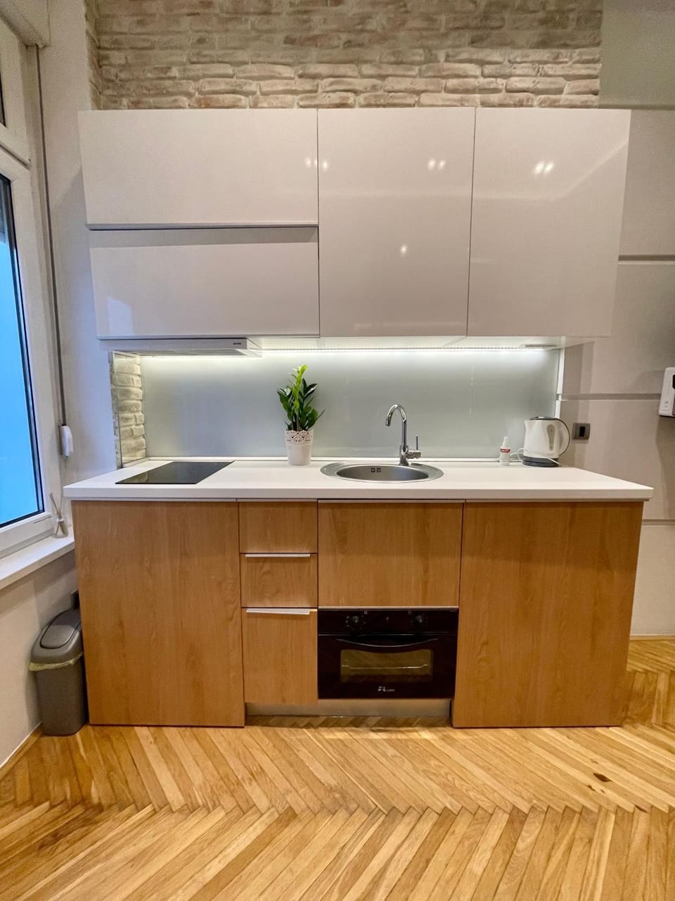 Coffee/tea facilities, Kitchen or kitchenette, stove