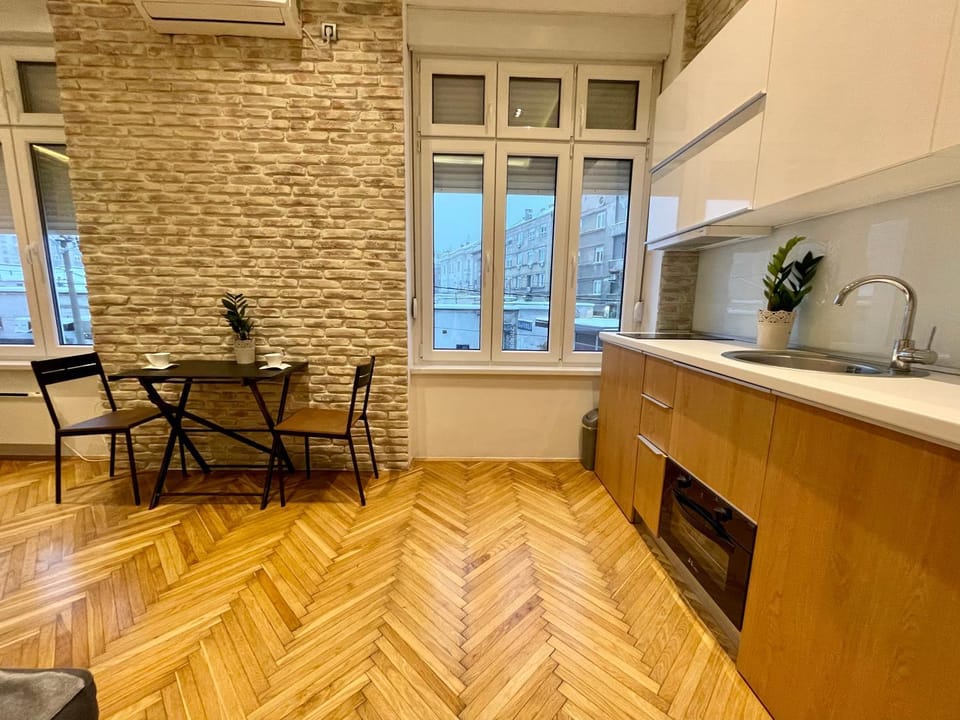 Kitchen or kitchenette, Dining area