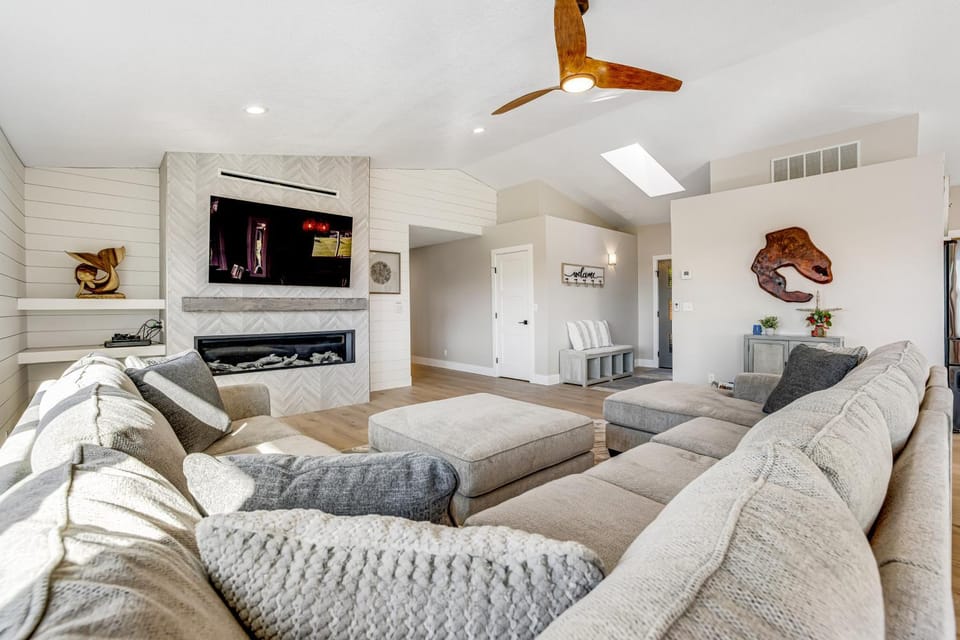 Stylish House with Ocean Views Hot Tub Game Room House in Mendocino County