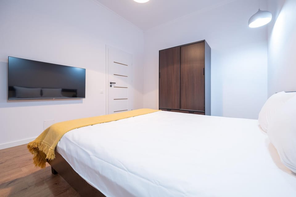 Bed, TV and multimedia, Photo of the whole room, Bedroom
