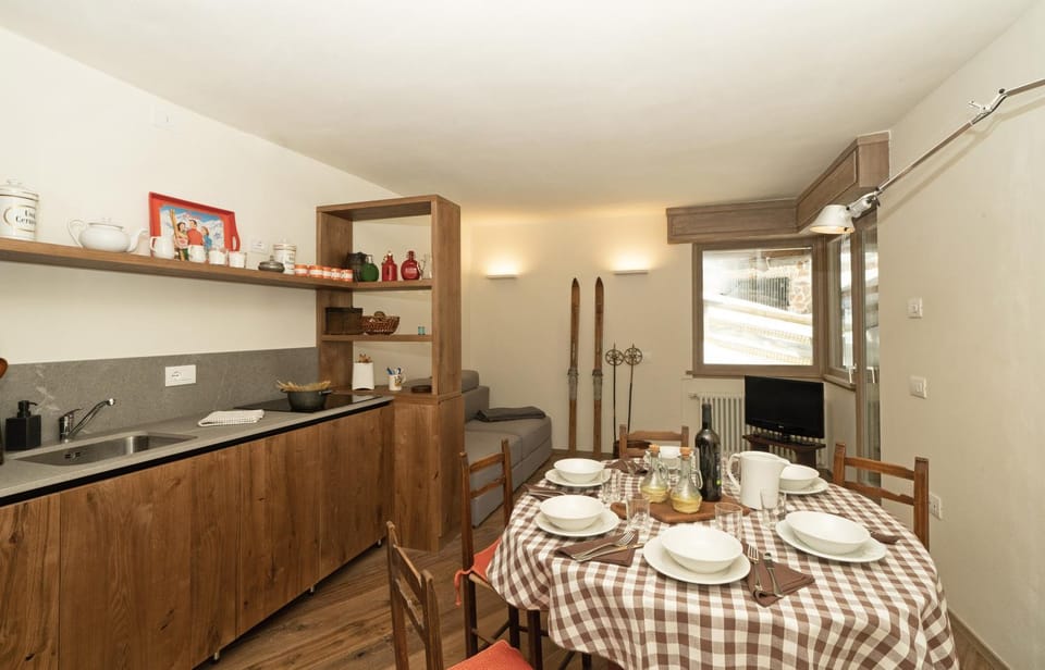 TV and multimedia, Kitchen or kitchenette, Living room, Seating area, Dining area