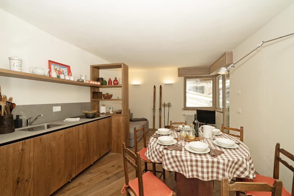 Kitchen or kitchenette, Dining area, stove