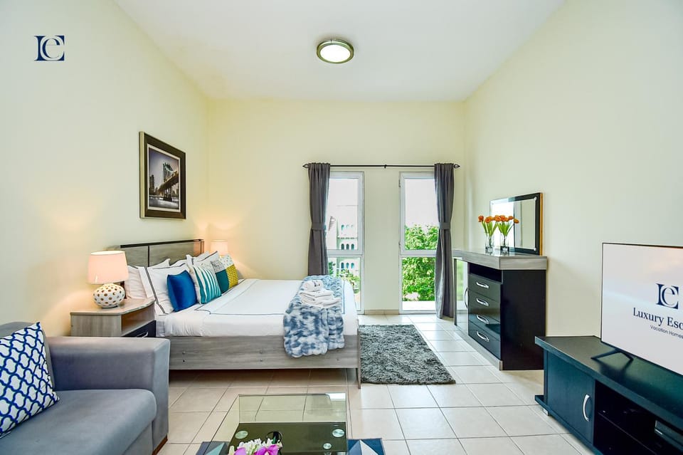 Bed, TV and multimedia, Living room, Seating area