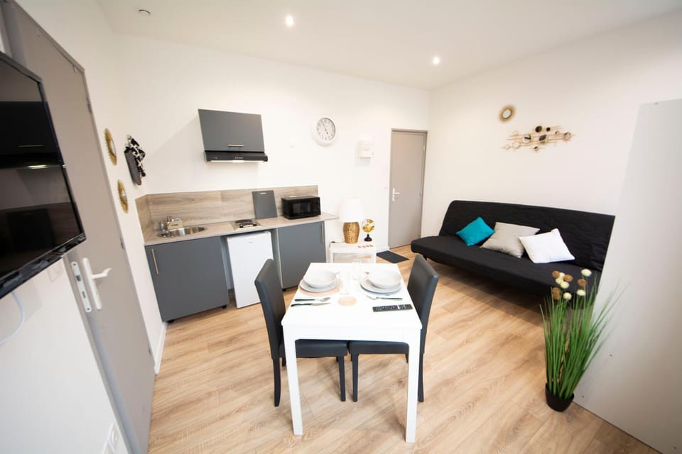 TV and multimedia, Kitchen or kitchenette, Living room, Dining area, minibar, stove