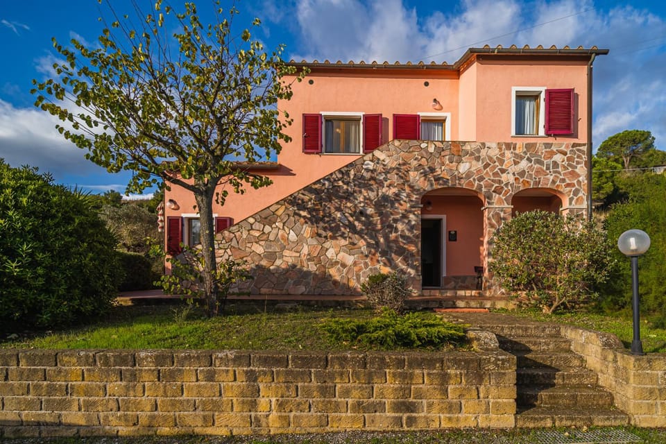 Property building, Facade/entrance, Day, Garden, Garden view, Landmark view