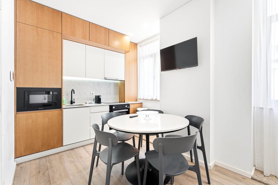 TV and multimedia, Coffee/tea facilities, Kitchen or kitchenette, Dining area, oven, stove
