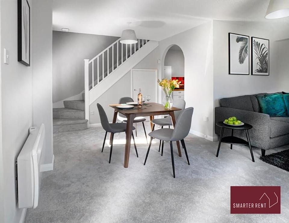 Wokingham - 2 Bed Stylish House, Central - Parking Apartment in Wokingham
