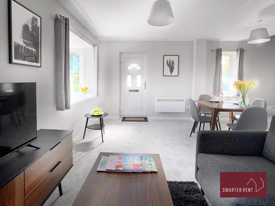 Wokingham - 2 Bed Stylish House, Central - Parking Apartment in Wokingham