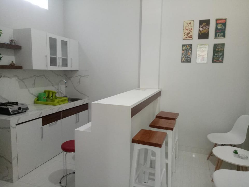 Kitchen or kitchenette, oven