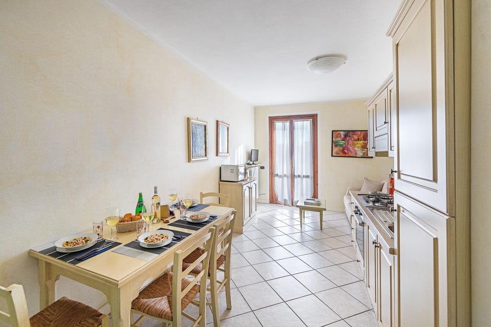 Kitchen or kitchenette, Dining area, stove