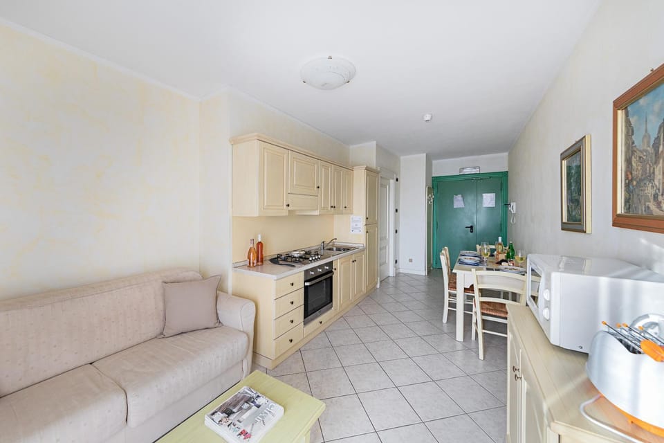 Kitchen or kitchenette, Living room, Seating area, Dining area, stove