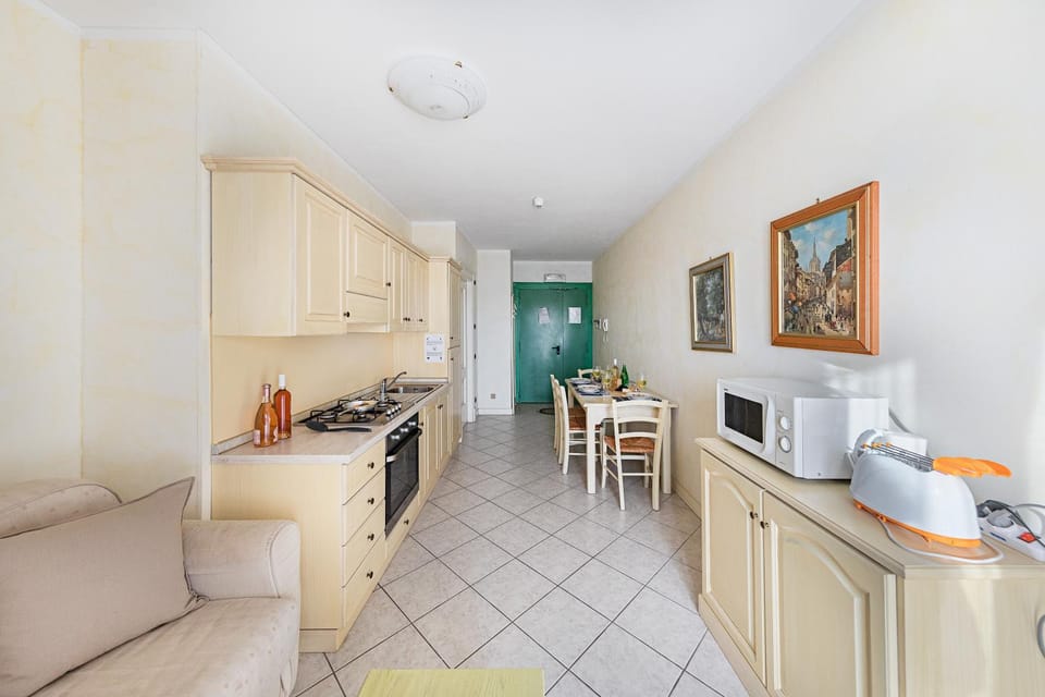 Kitchen or kitchenette, Dining area, stove