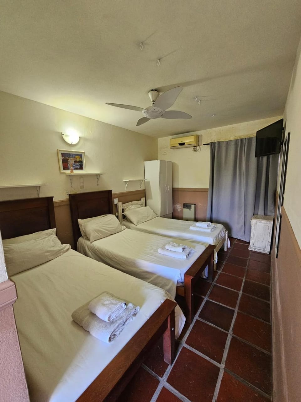 Bed, TV and multimedia, Photo of the whole room, Bedroom, towels, air conditioner
